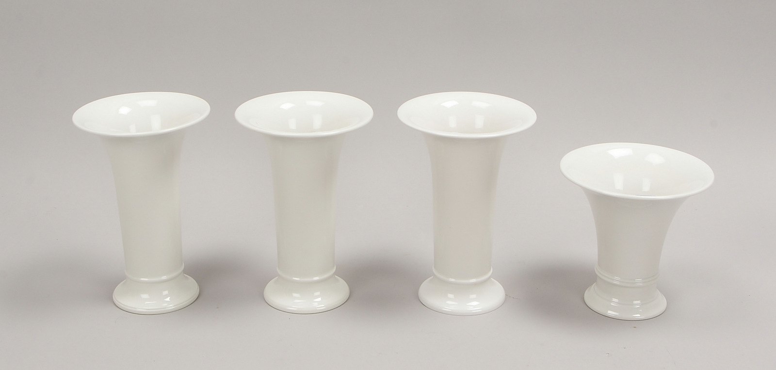 KPM Berlin (I. Wahl), 4 Trompetenvasen, Entw. K.F. Schinkel; 3x Höhe 19 cm/1x kl.