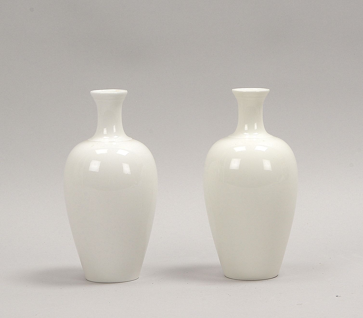 KPM Berlin (I./II. Wahl), Paar 'Japan. Vasen', Entw. Th. Schmuz-Baudiß; Höhe 21 cm
