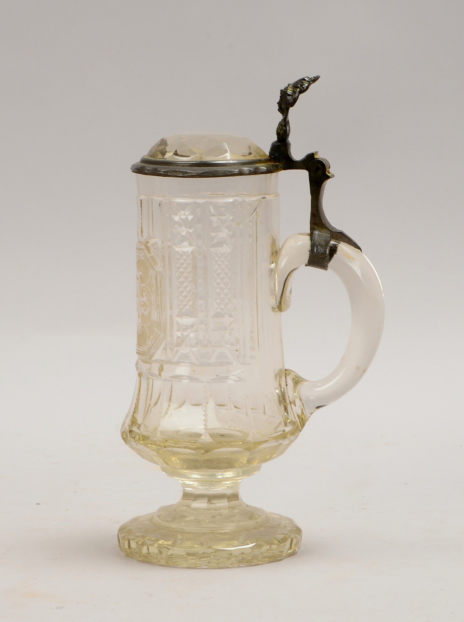 Antiker Deckelkrug, fac. Glas mit Zinnmontierung, schauseitig monogr. 'R.F.'