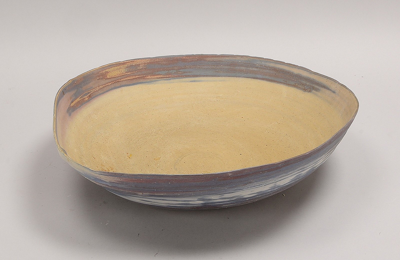 Künstlerkeramik, dünnwand. Schale, handgedreht, teils taubenblau/altrosa; Ø 45 cm