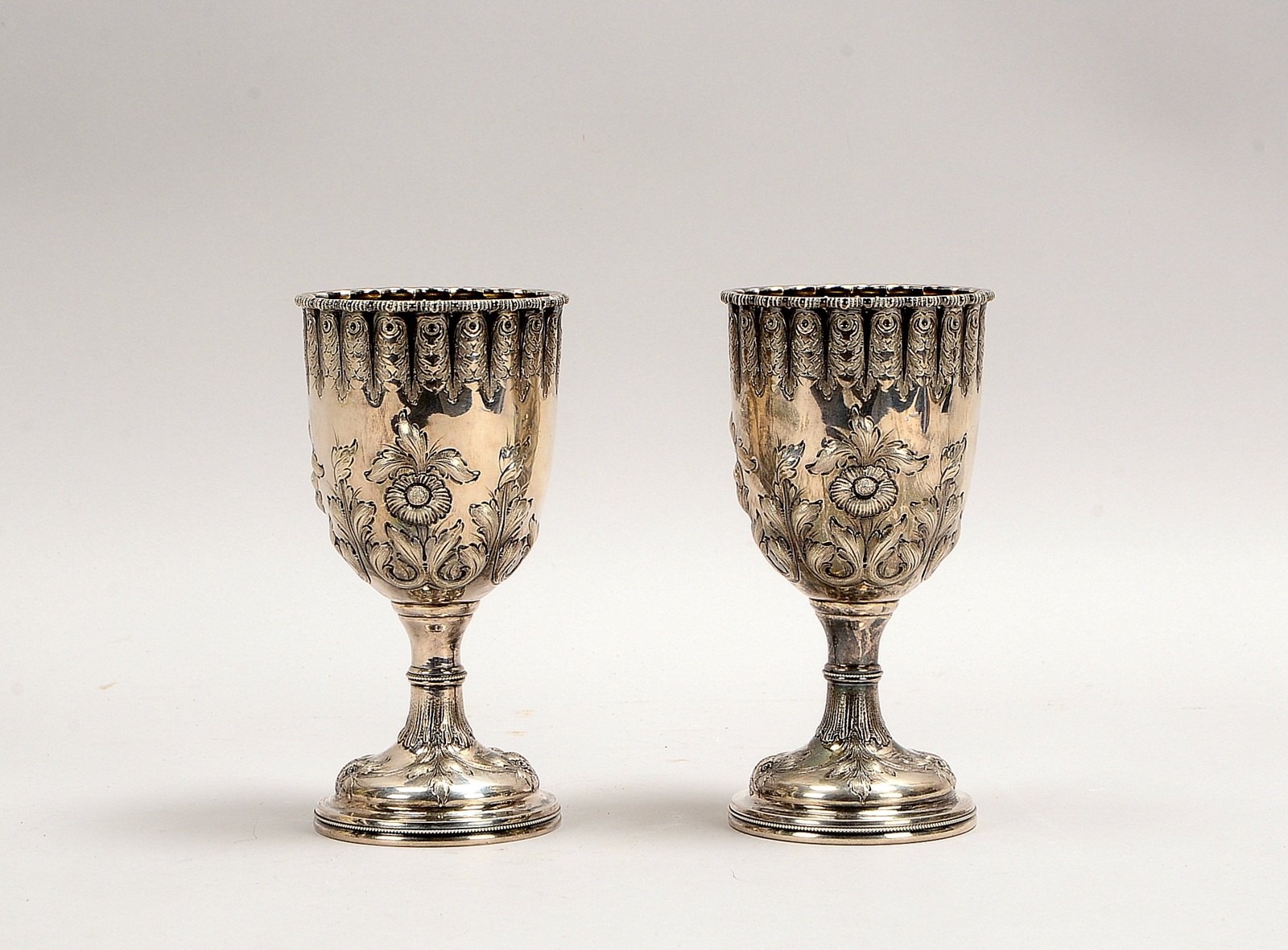 Tiffany & Co., Paar Kelche (um 1855), Sterlingsilber/innen verg., ziseliert/reliefiert