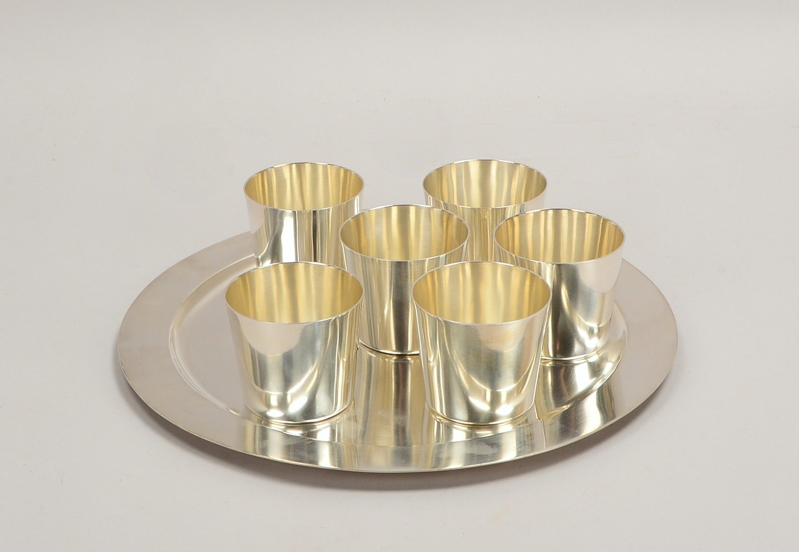 6x Trinkbecher auf rundem Tablett, 925 Sterlingsilber, solide einfache Form; Gew. 1.460 g
