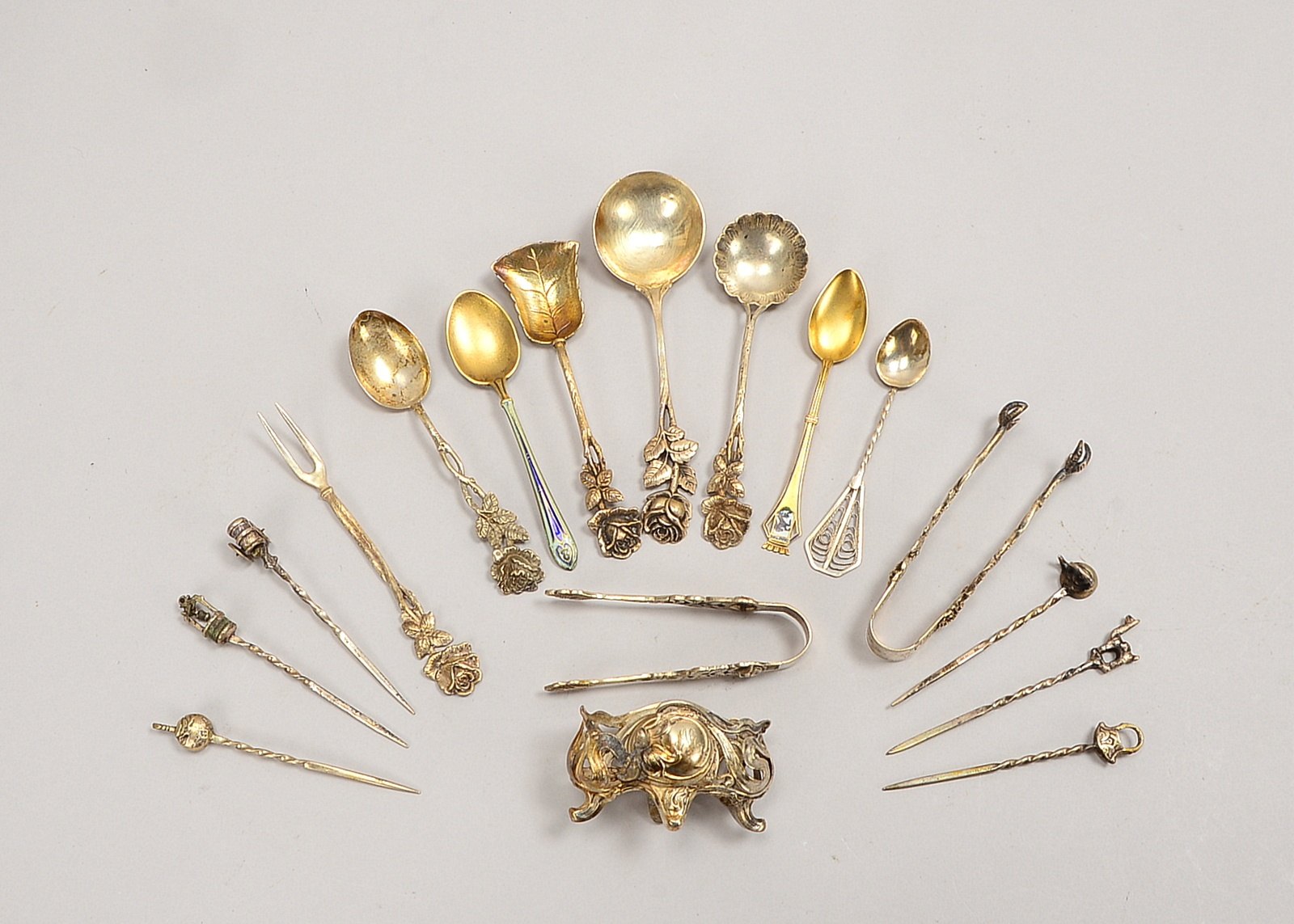 Tischsilber, versch. Silbergehalte: Löffel, Zuckerzangen, Spieße, u.a.; Gew. 156 g