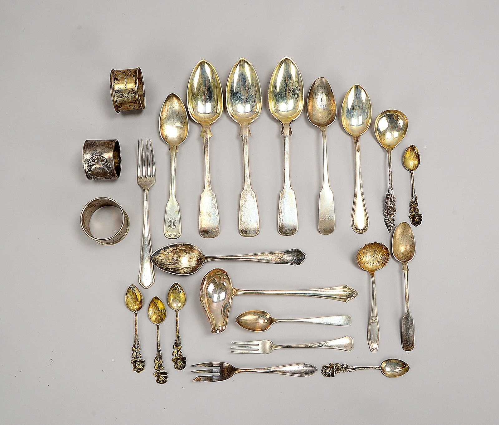 Tafelsilber-Konvolut, versch. Silbergehalte (Löffel, Serviettenringe, u.a.); Gew. 710 g