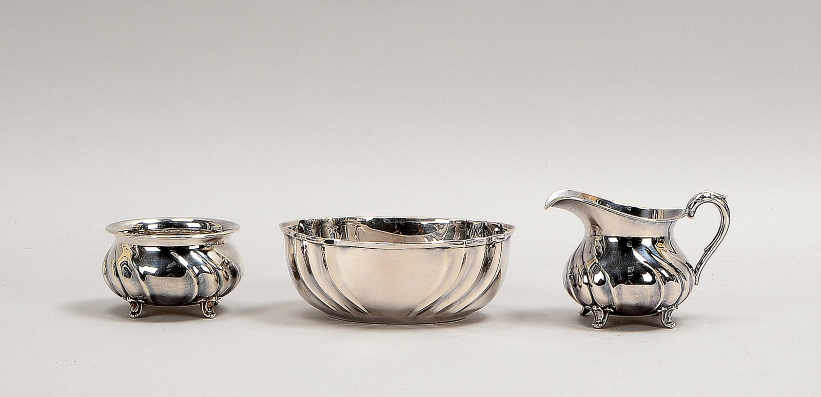Zuckertopf und Sahnegießer, 830 Silber, Gew. 200 g; Konfektschale, 800 Silber, Gew. 149 g