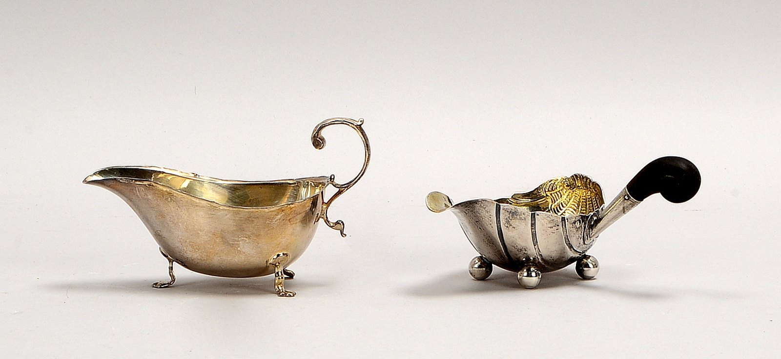 2 Silber-Servierteile: kleine Saucière (England) und kleiner Saucengießer (Berlin)