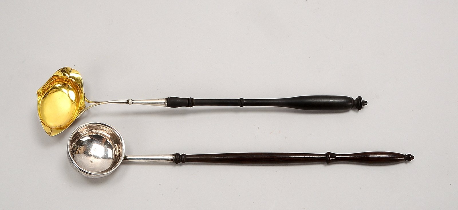 2 Schöpfkellen: 1x Schweden, 830 Silber/innen verg.; 1x England, 925 Sterlings.