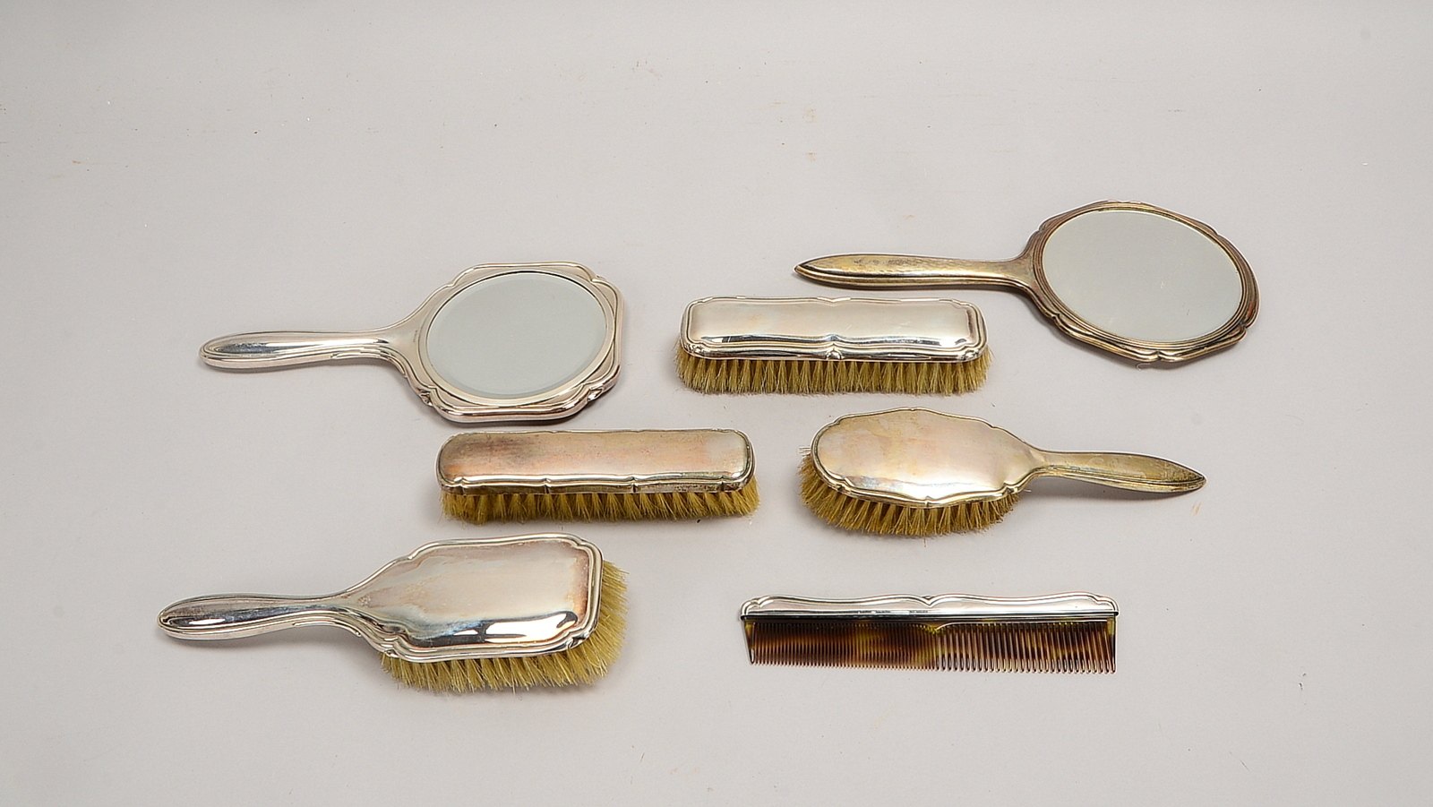 2 Toilettengarnituren, 800 und 835 Silber: Spiegel, Haar-/Kleiderbürsten, Kamm