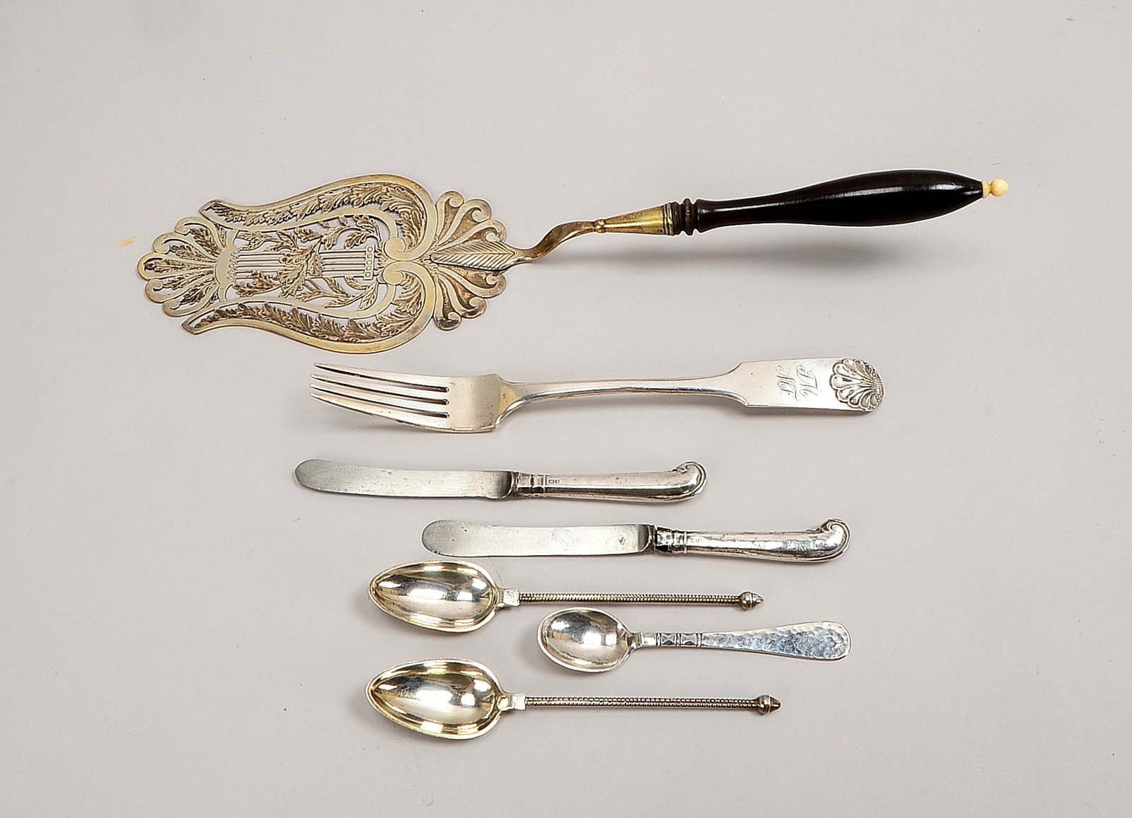 Tafelsilber-Konvolut: Tortenheber, Gabel, 2x Löffel, 3x Messer; Silbergew. 198 g