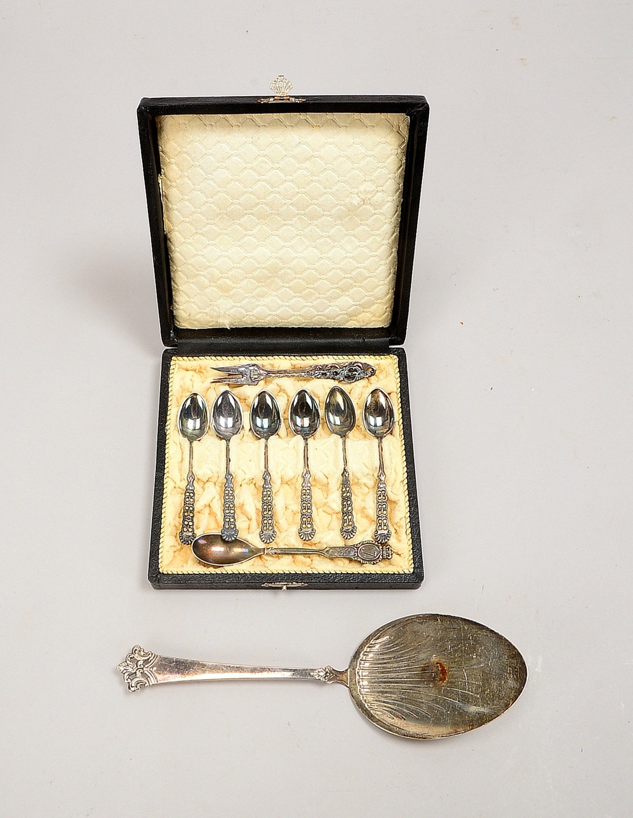 Tafelsilber, 830 Silber: Gebäckheber, 2x Aufschnittgabeln, 6x Mokkalöffel; Gew. 125 g