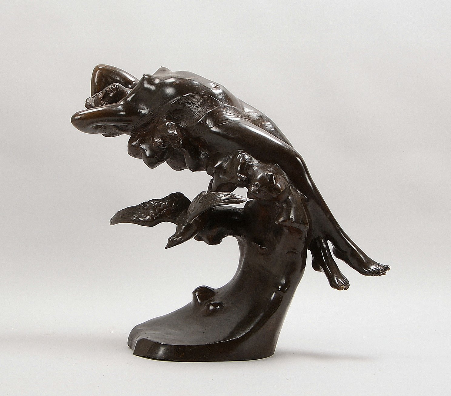 Rossi, Egisto, Bronzeskulptur, 'Liegender weibl. Akt auf steigender Woge', sign.; Höhe 54 cm