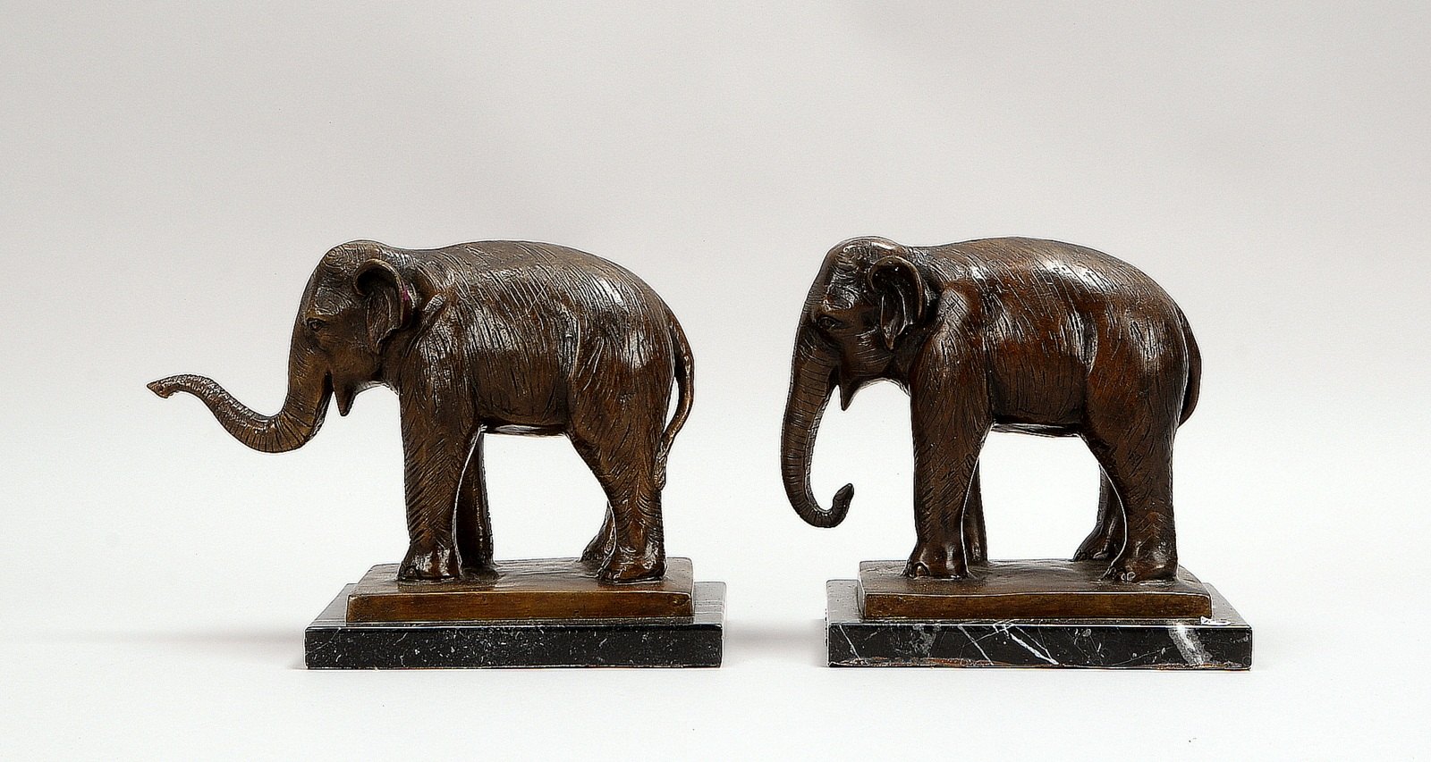 Paar Bronzeskulpturen, 'Elefanten', Figuren auf Marmorsockel, unsigniert; Höhe 21,5 cm