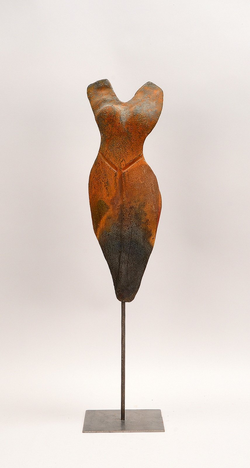 Keramikskulptur (vermutl. Birgit Löwer), 'Weiblicher Torso', Rost-Optik, auf Ständer