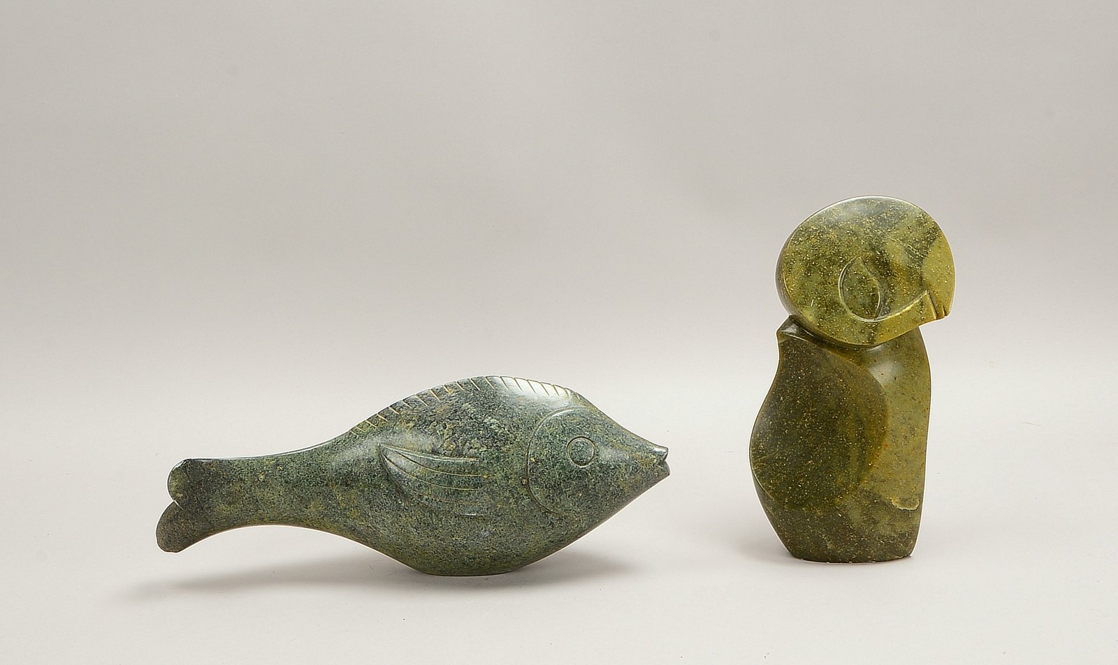 2 Shona-Skulpturen (Afrika): 1x 'Fisch', Länge 42 cm; und 1x abstrakt, Länge 31 cm