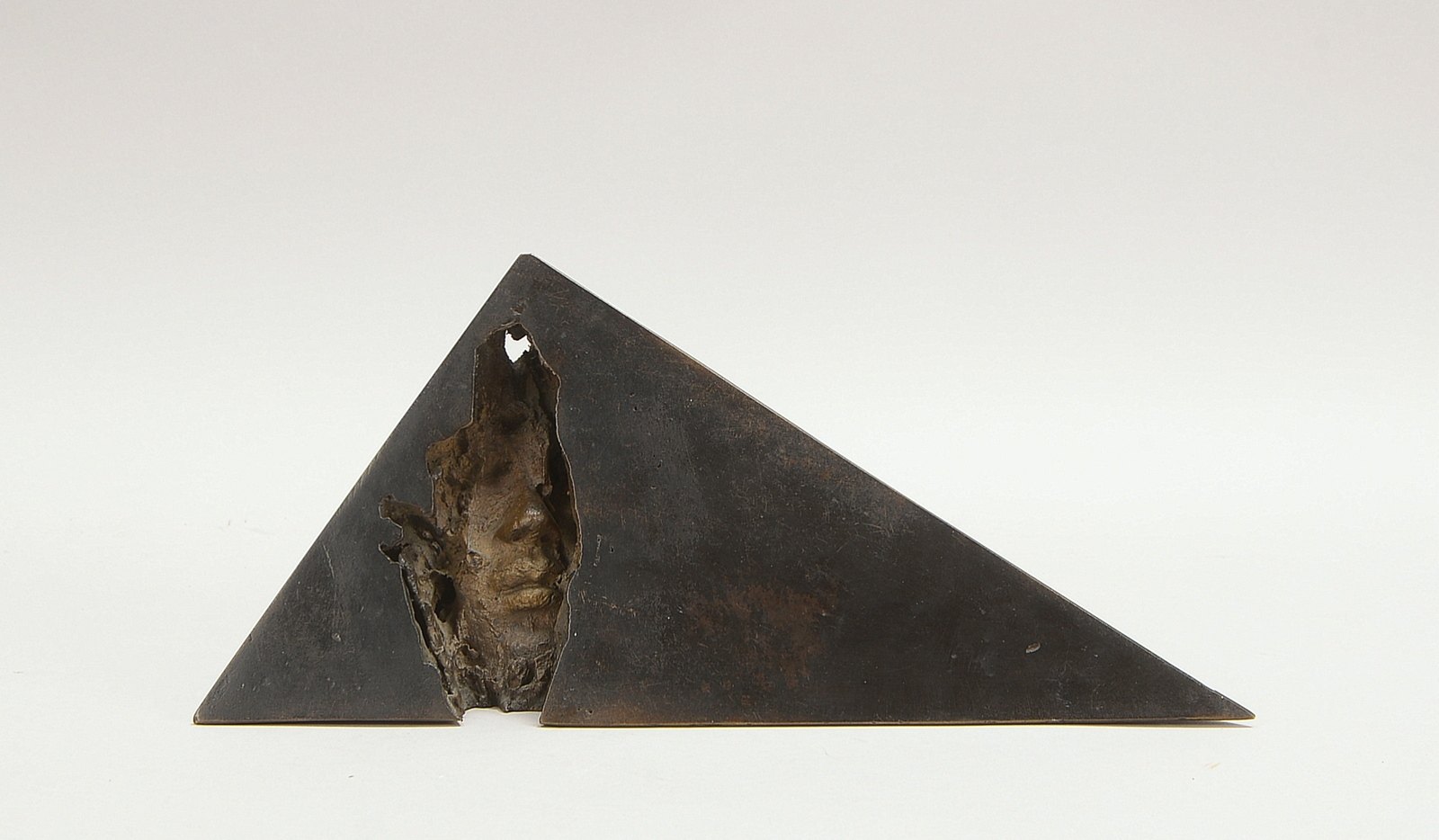 Bronzeskulptur, 'Gesicht' - im Innern eines pyramidenf. Blocks freigelegt, sign.