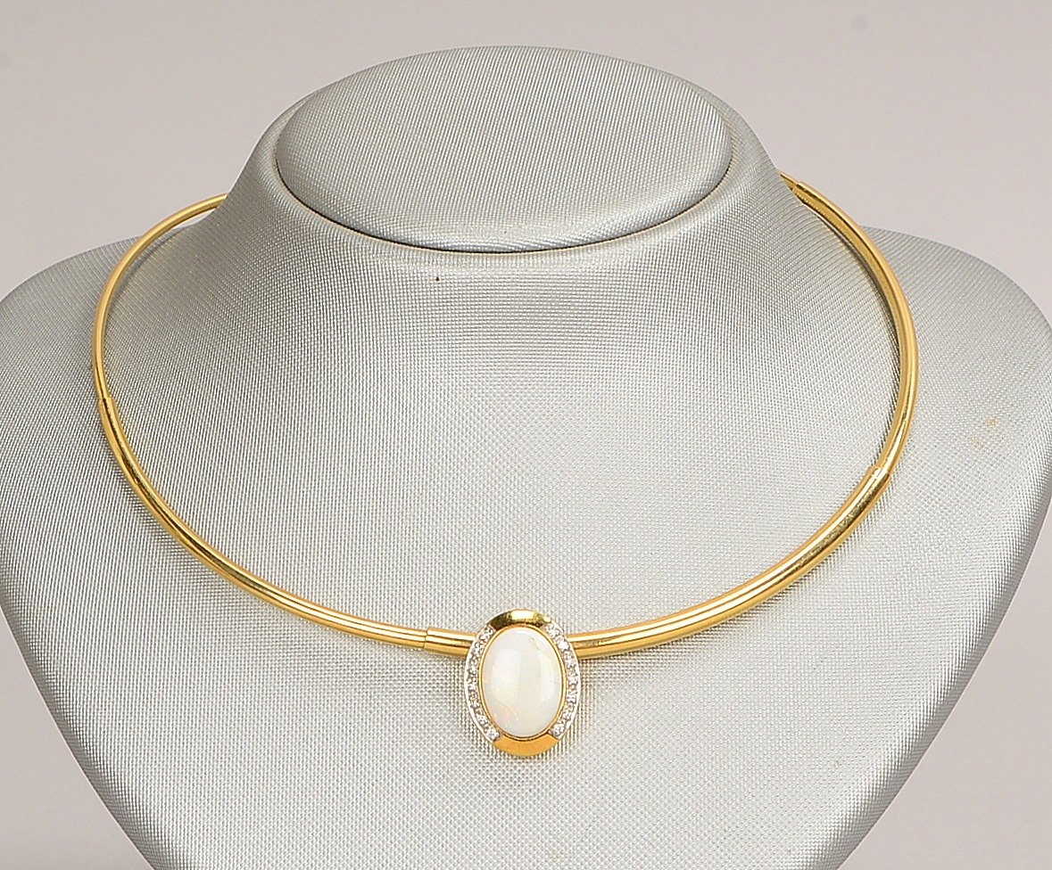 Collier mit Anhänger, 585 GG (gest.), Anh. mit Opalbesatz und 14x kl. Diamanten