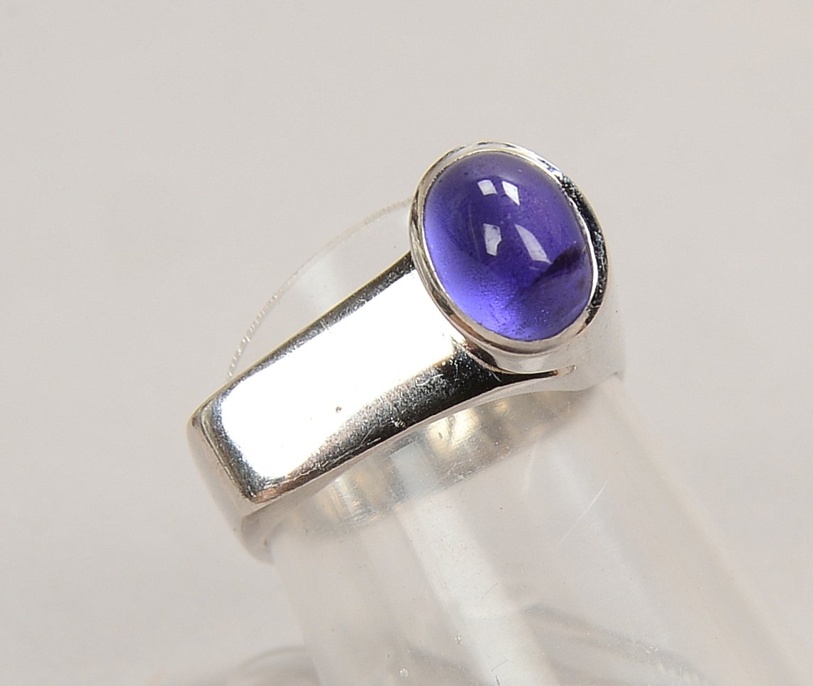 Designerring, 585 WG (gest.), mit Tansanit-Cabochon, innen dat.; Gew. 7,97 g