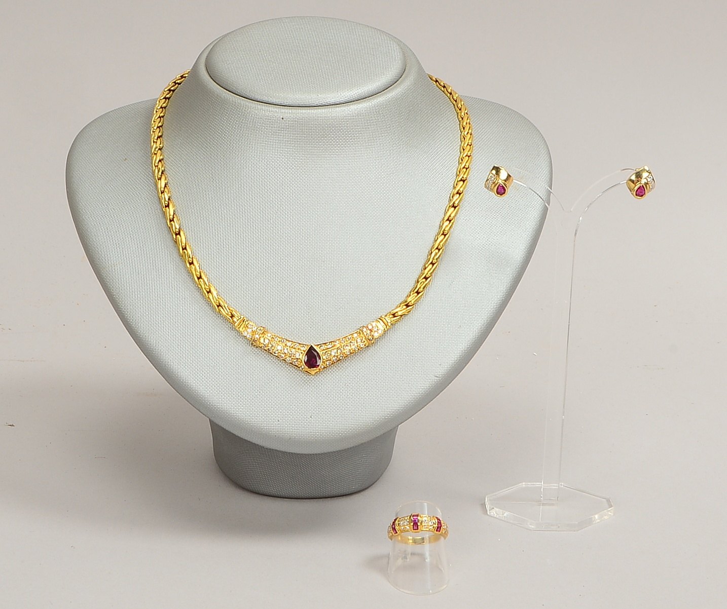 Goldschmuck-Set, 750 GG/585 GG, mit Rubinbesatz: Collier, Ring und Paar Ohrstecker