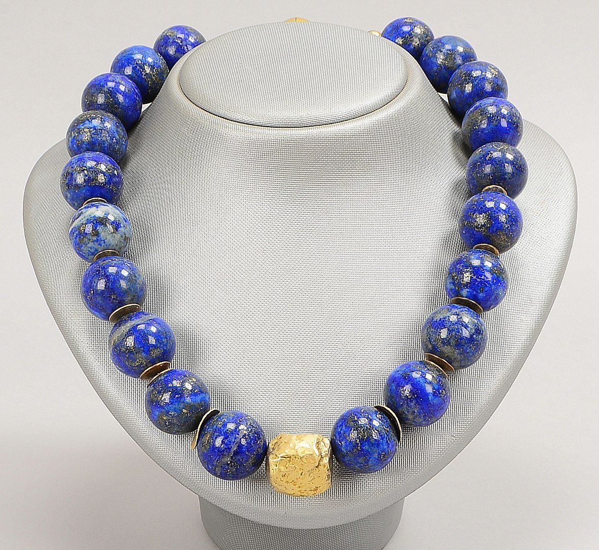 Collier, mit Lapislazuli-Perlen/Ø 20 mm, und zentr. Silbernugget, Silber-Magnetschließe