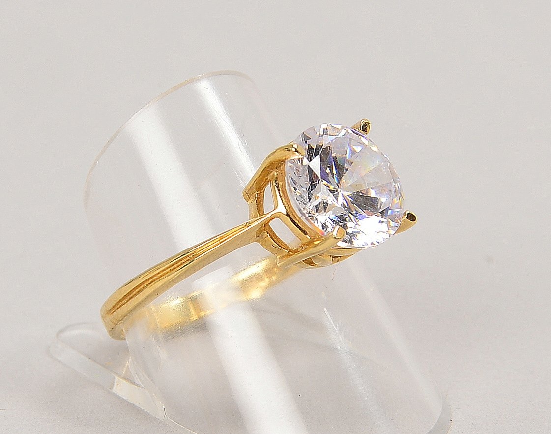 Ring, 375 GG (gest.), mit natürl. Zirkon von 6,78 ct, Stein im Brillantschl.; Gew. 3,90 g