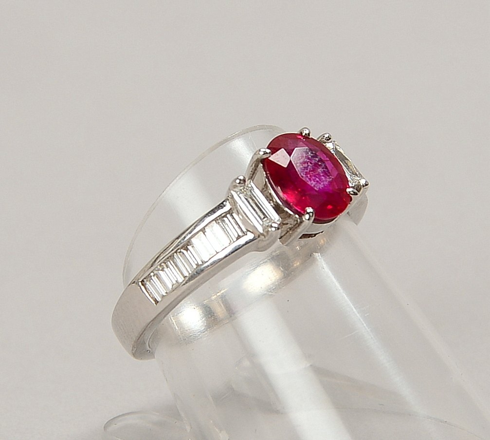 Ring, 750 WG (gest.), mit einzelnem Rubin und Diamanten; RG 54, Gew. 4,30 g