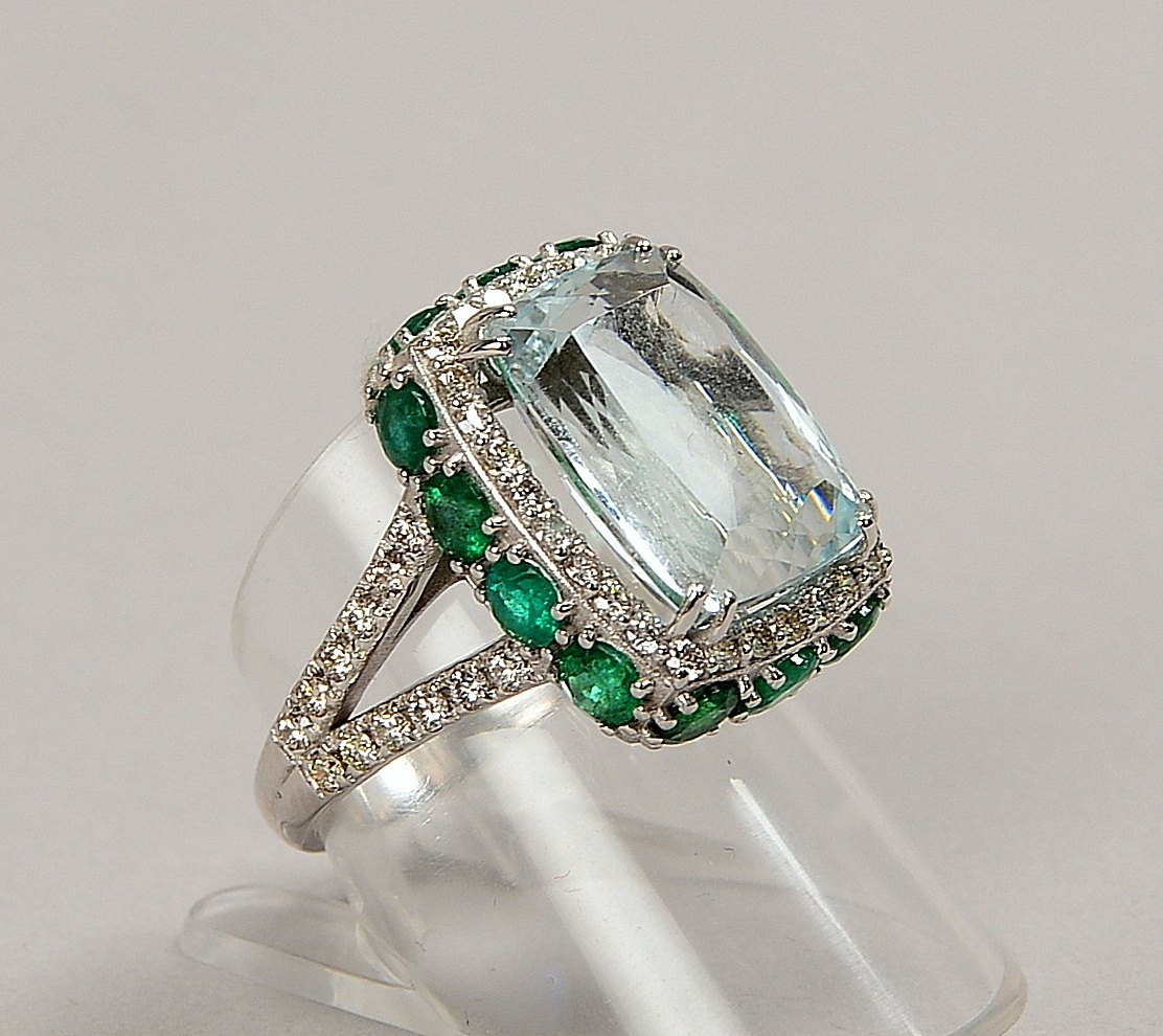 Ring, 585 WG (gest.), mit Aquamarin, Diamanten und Smaragden; RG 56, Gew. 7,90 g