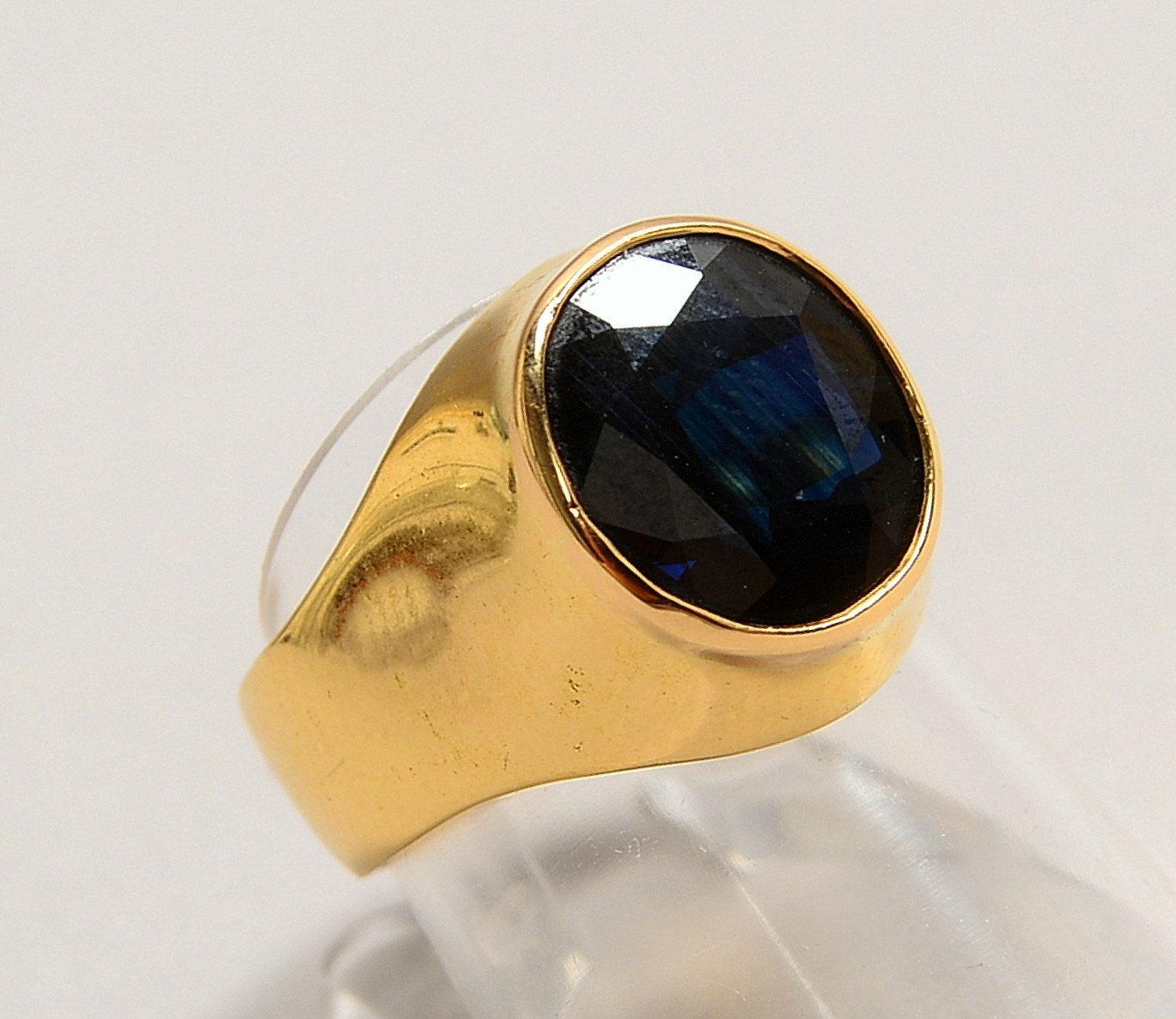 Herrenring, 750 GG (gepr.), besetzt mit fac. Saphir im Rundschliff; RG 58, Gew. 12 g