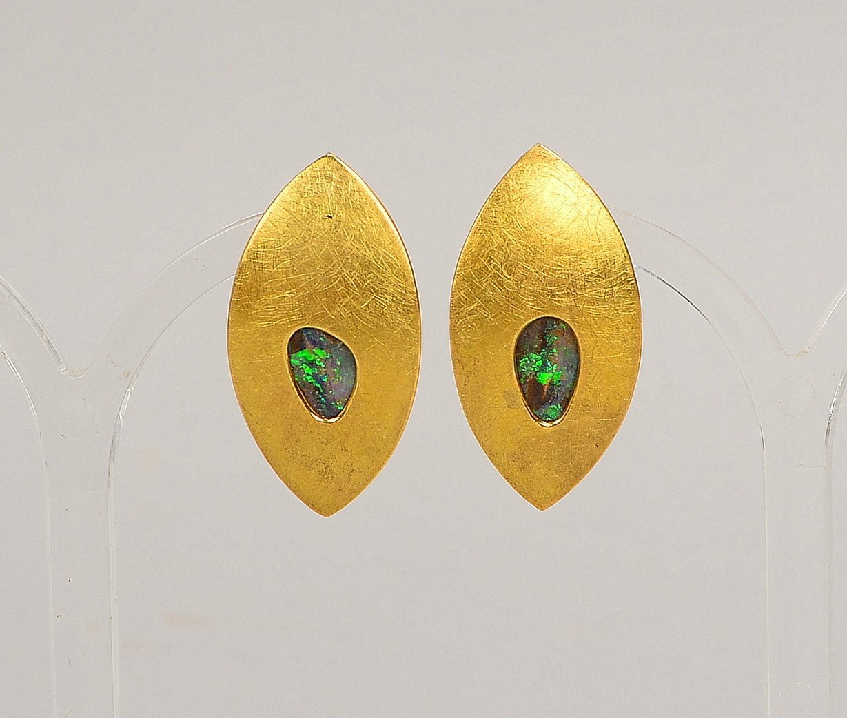 Paar Ohrstecker (Goldschmiedearbeit - passend zu Pos. 4042), 750 GG (gest.), mit Opal