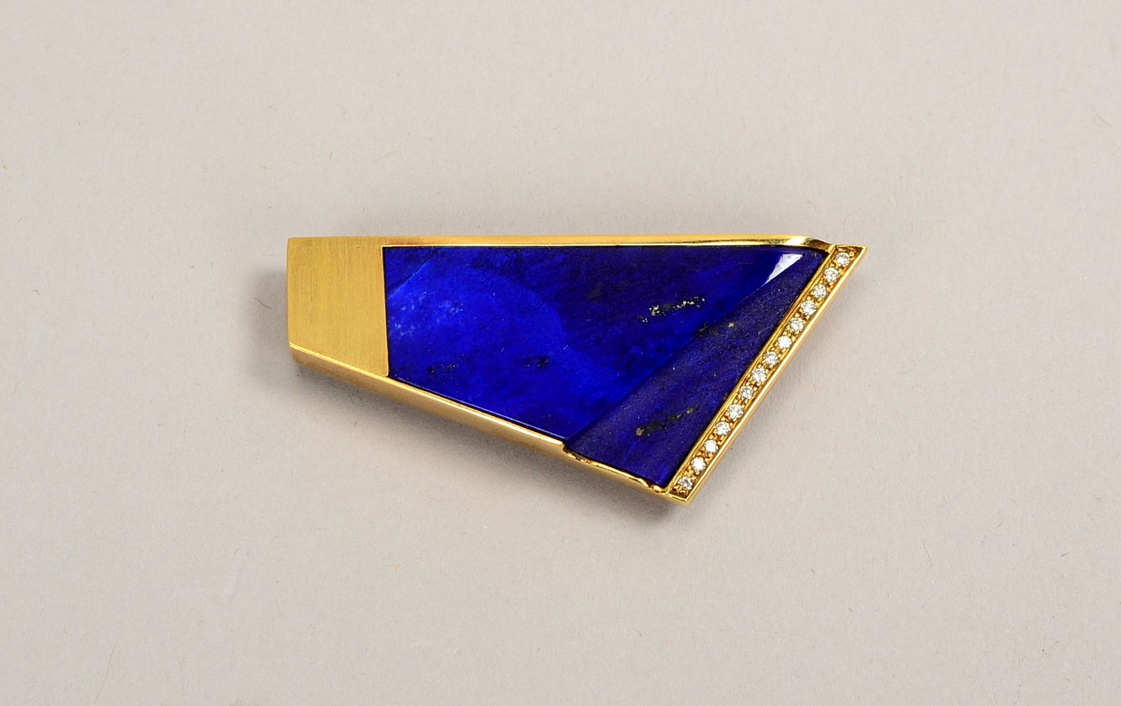Brosche (Goldschmiedearbeit), 585 GG (gest.), mit Lapislazuli-Platte und kl. Brillanten