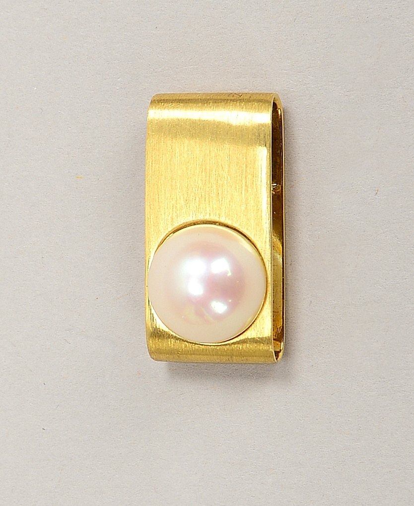 Anhänger (Goldschmiedearbeit), 585 GG (gest.), besetzt mit Akoyaperle; Gew. 4,80 g