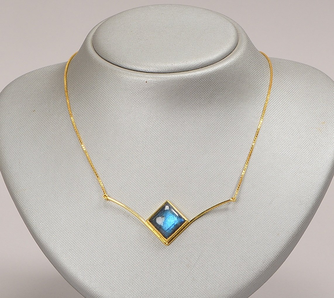 Collier (Goldschmiedearbeit), 750 GG (gest.), mit Labradorit-Cabochon; Gew. 9,50 g