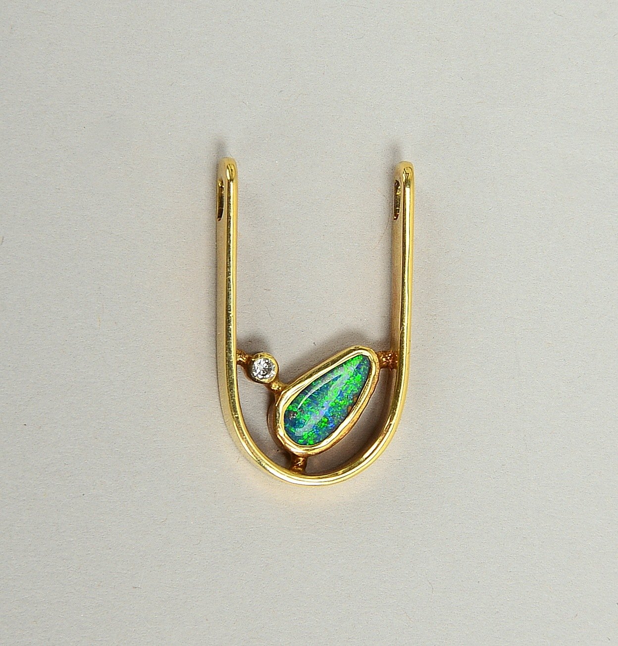 Anhänger (Goldschmiedearbeit), 585 GG (gest.), mit Boulder-Opal und kl. Brillant