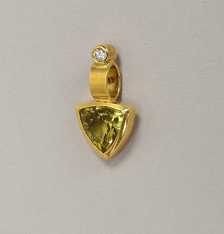Anhänger (Goldschmiedearbeit), 585 GG (gest.), mit einzelnem Grossular und kl. Brillant