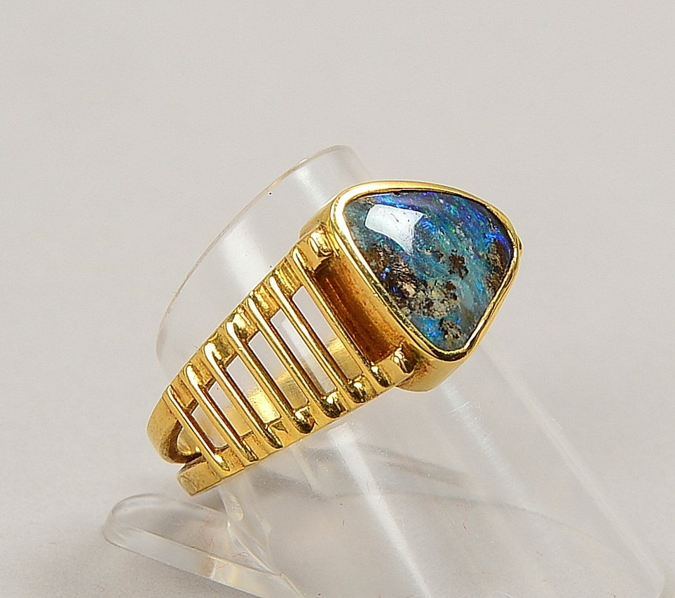 Ring (Goldschmiedearbeit), 750 (gest.), mit einzelnem Boulder-Opal; Gew. 6,20 g