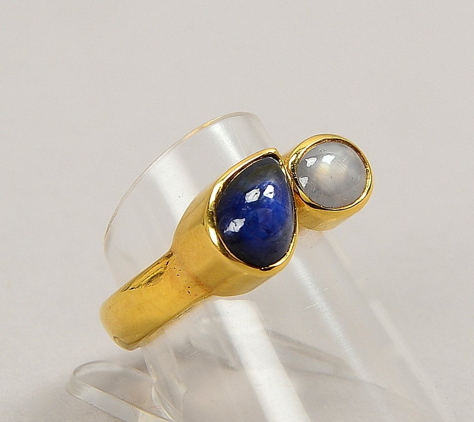 Ring (Goldschmiedearbeit), 750 GG (gest.), mit weißem Sternsaphir und blauem Saphir