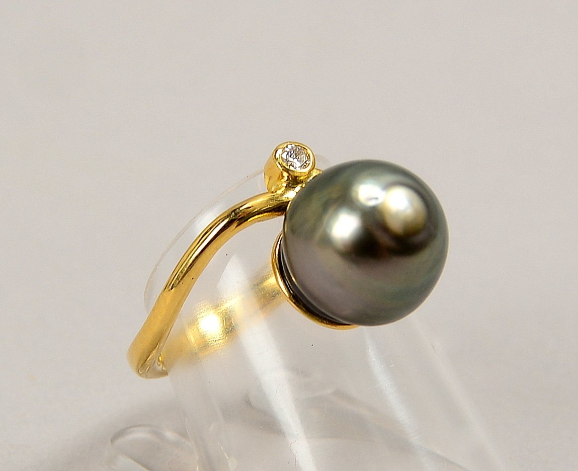 Ring (Goldschmiedearbeit), 750 GG (gest.), mit einzelner Tahitiperle/Ø 11 mm