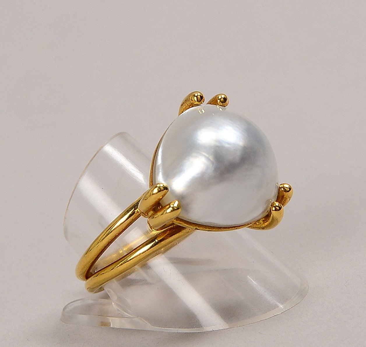 Ring (Goldschmiedearbeit), 750 GG (gest.), mit australischer Mabéperle/Ø 18 mm