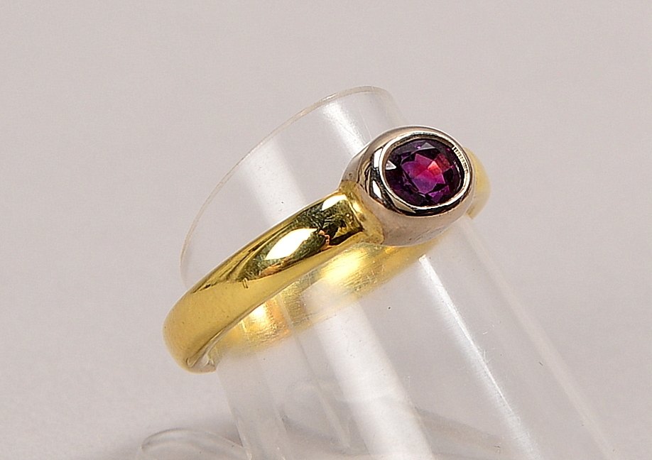 Ring (Goldschmiedearbeit), 585 GG (gest.), mit einzelnem Rubin; Gew. 5,20 g