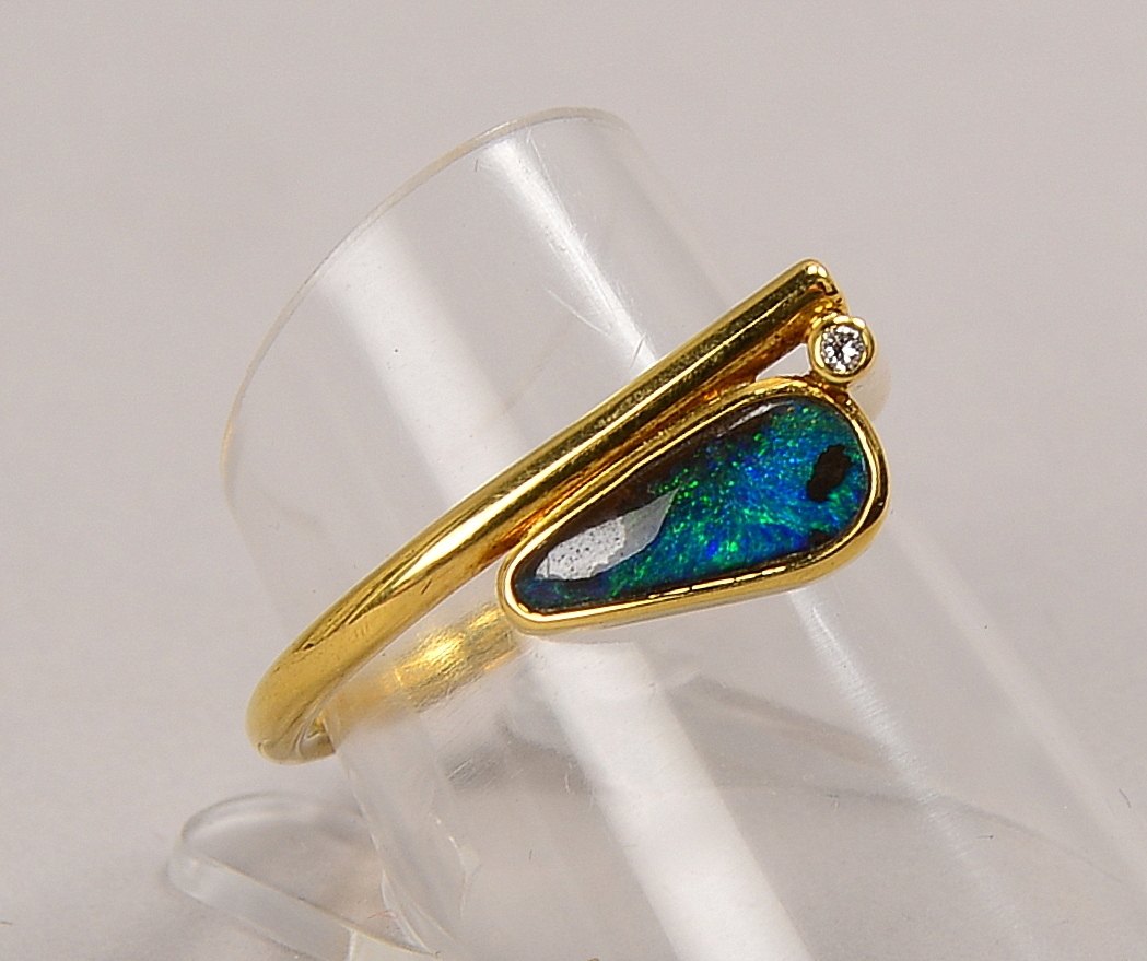 Ring (Goldschmiedearbeit), 750 GG (gest.), mit Boulder-Opal und kl. Brillant