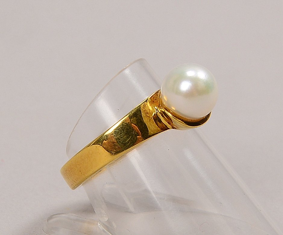 Ring (Goldschmiedearbeit), 750 GG (gest.), mit einzelner Zuchtperle; Gew. 5,20 g