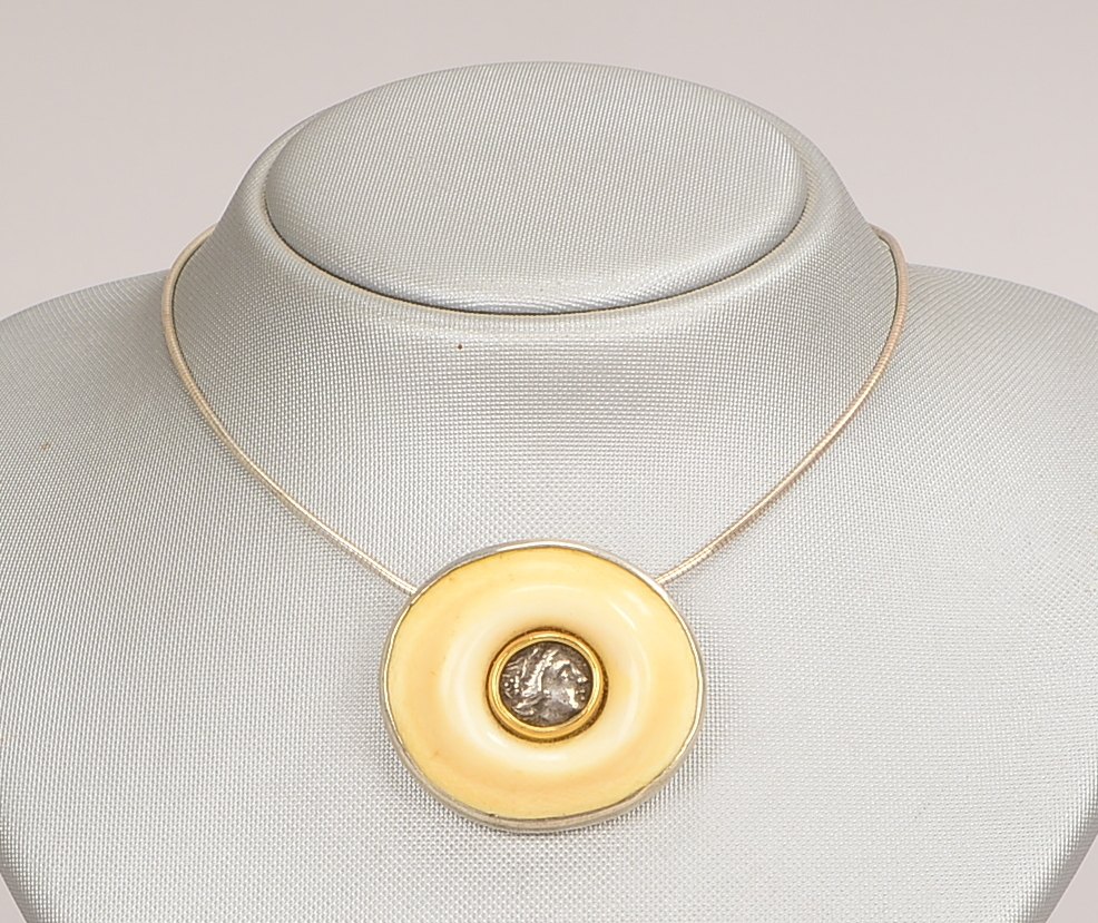 Lars Jensen, Designer-Anh., Silber und Bein, mit antiker Münze in Goldfassung