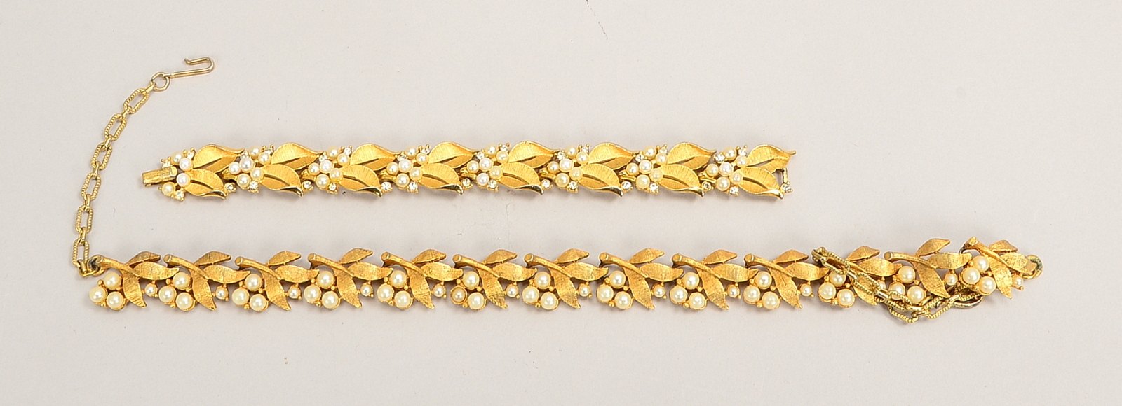 Trifari, Vintage-Modeschmuck mit Kunstperlen und Strasssteinen: Halskette und Armband