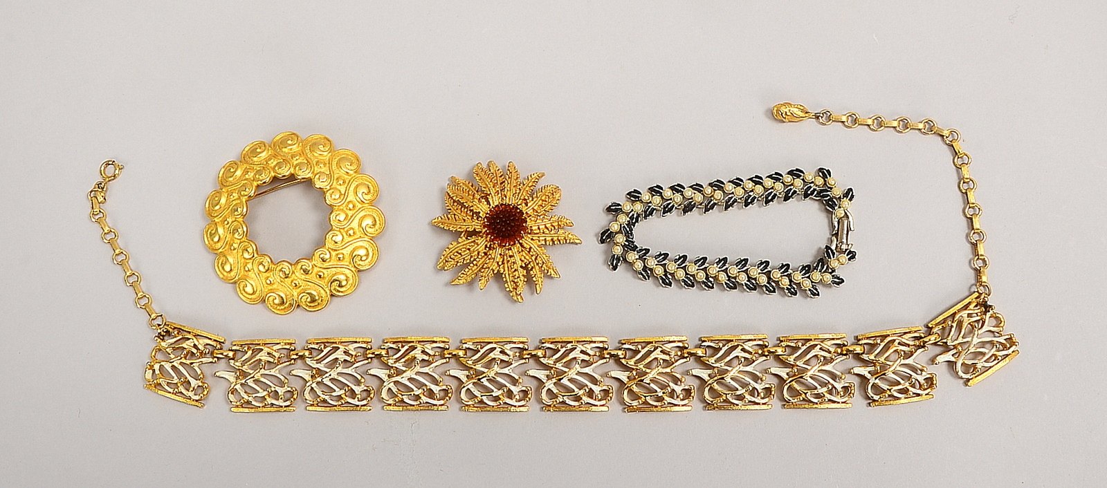 Modeschmuck (USA/Kanada, 1950er/1960er J.): Halskette, Armband, und 2x Broschen