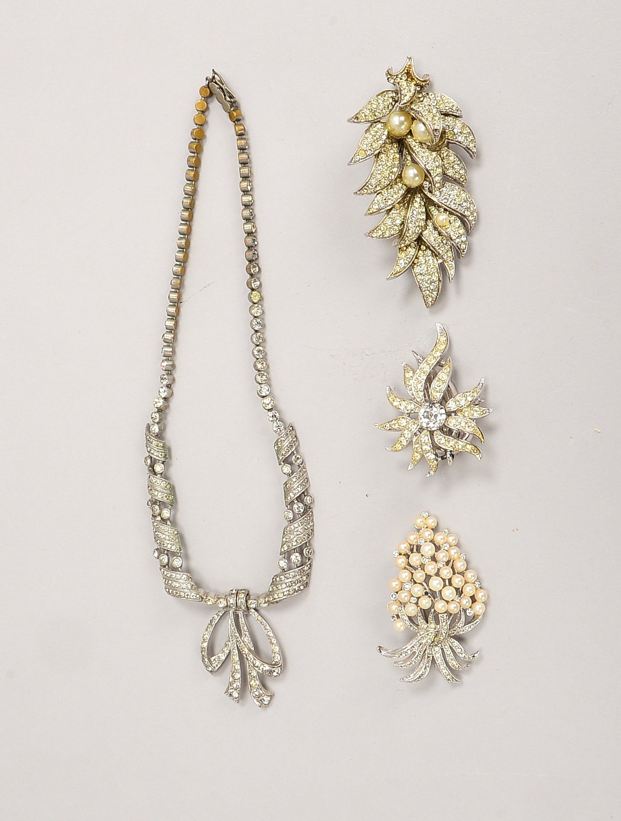 Strassschmuck (England, 1950er/1960er J.), teils signiert: 1 Halskette, und versch. Broschen