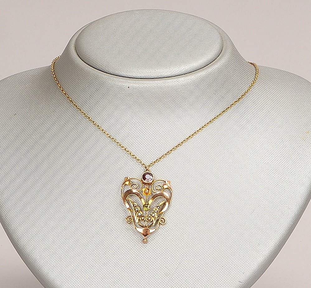 Jugendstil-Anh., 333 GG, div. Besatz, Gew. 4,7 g; an 375 GG-Kette, Gew. 2,7 g
