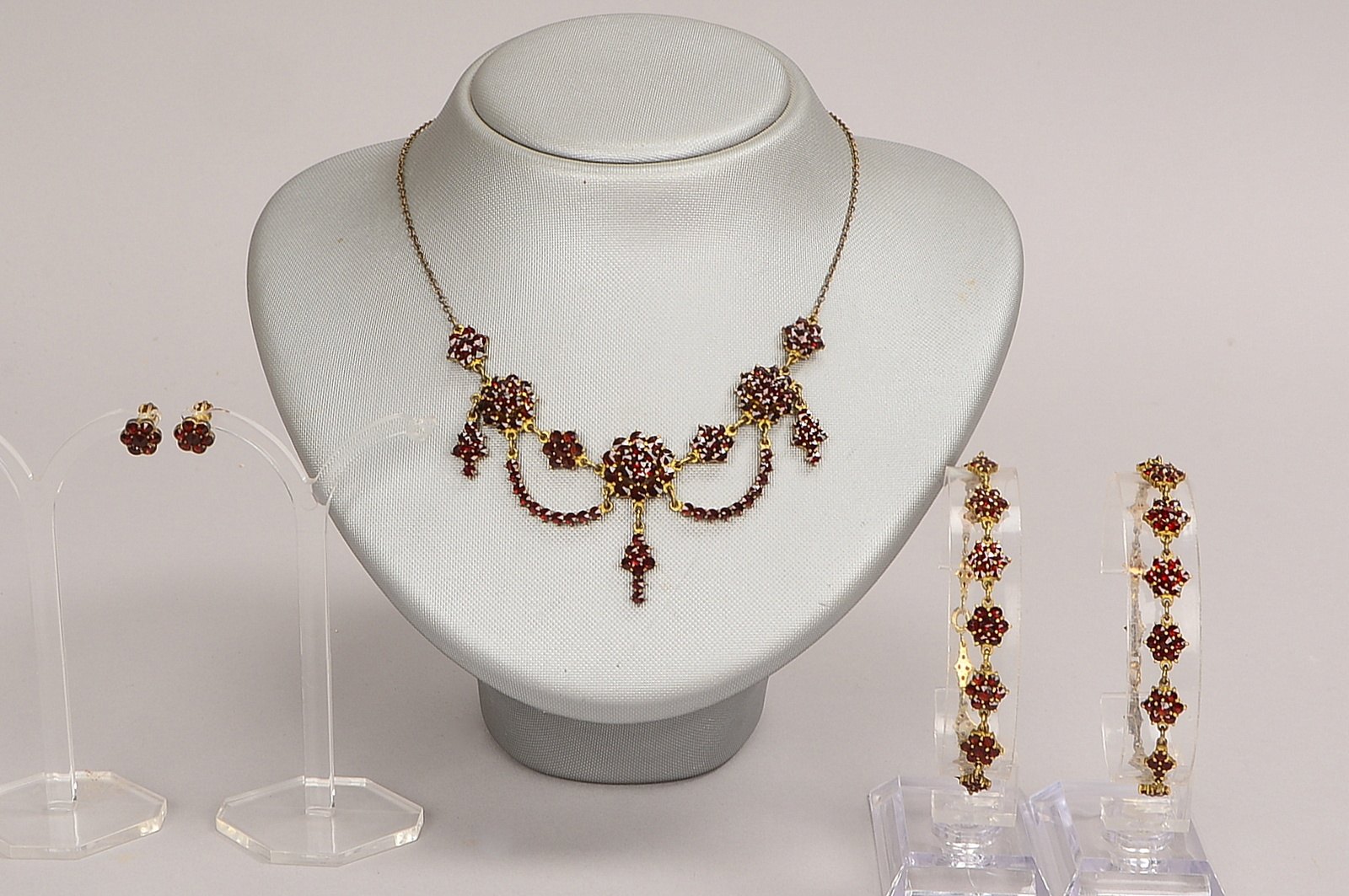 Granatschmuck-Konvolut: Collier, 2x Armbänder und Paar Ohrstecker