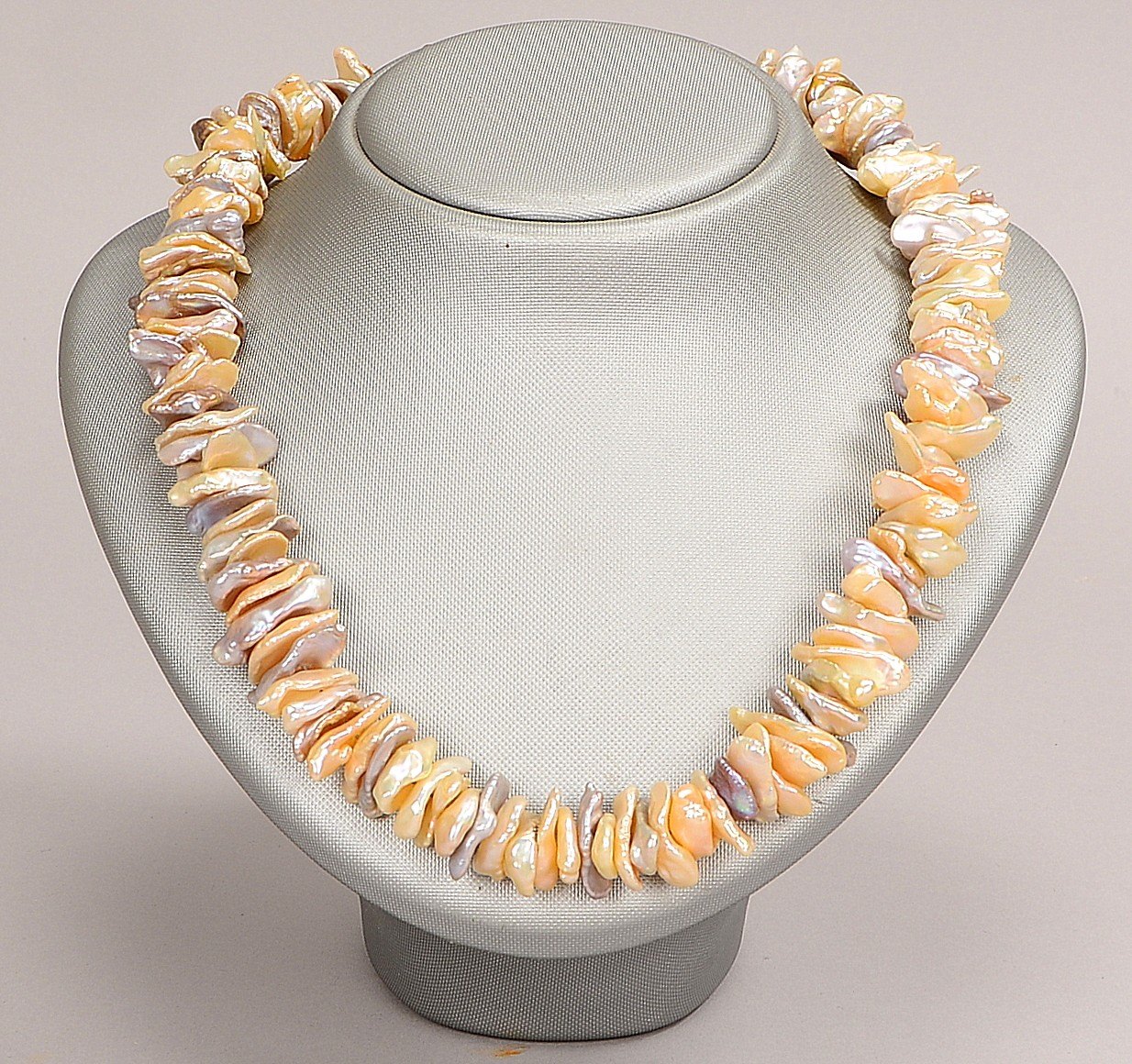 Collier, besetzt mit Keshiperlen, verschiedenfarbig, mit Magnetschließe; Länge 48 cm