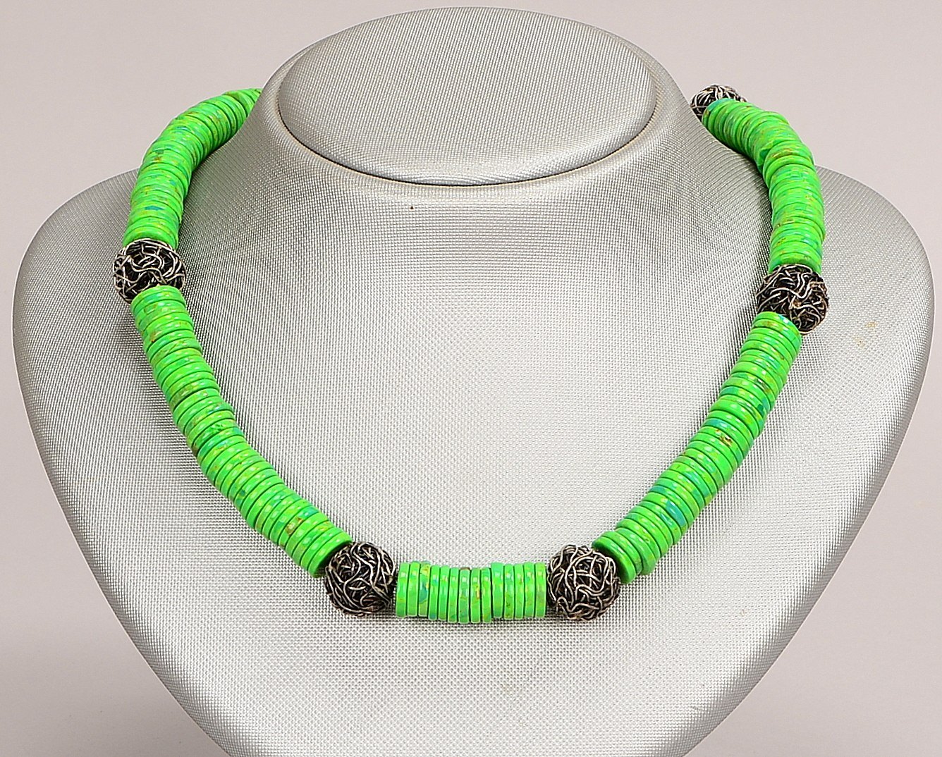 Collier, mit Gaspéitbesatz - Scheiben in Türkisgrün, mit silbernen Zwischenkugeln