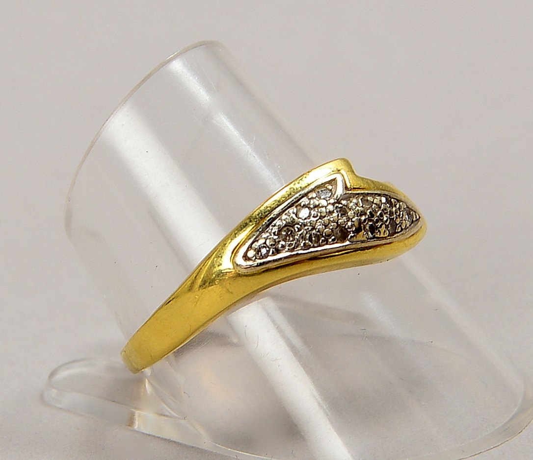 Ring, 585 GG (gest.), besetzt mit 12x kl. Brillanten; RG 61, Gew. 2,70 g