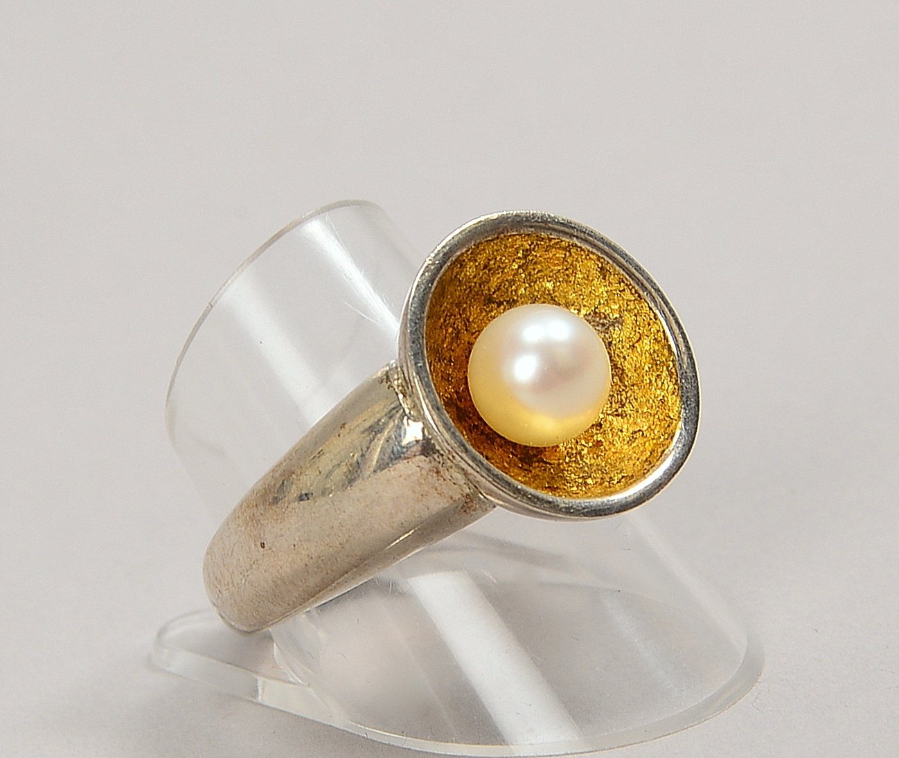 Designerring (Goldschmiedearbeit), 925 Sterlingsilber (gest.) und Gold, mit Zuchtperle